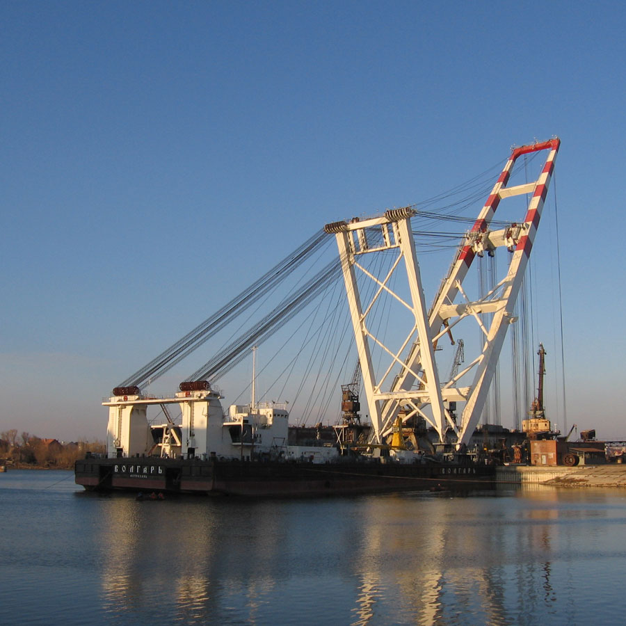 Морской несамоходный плавучий кран «Волгарь» грузоподъемностью 1600 тонн